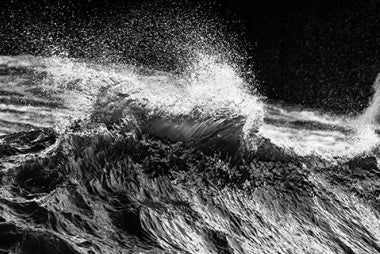 Black and whote phot of a wave